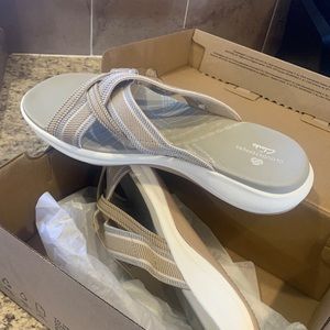 Clarks Cloudsteppers Womens 9M Mira Isle Sandals TanWhite/Gray. New w/tags & box